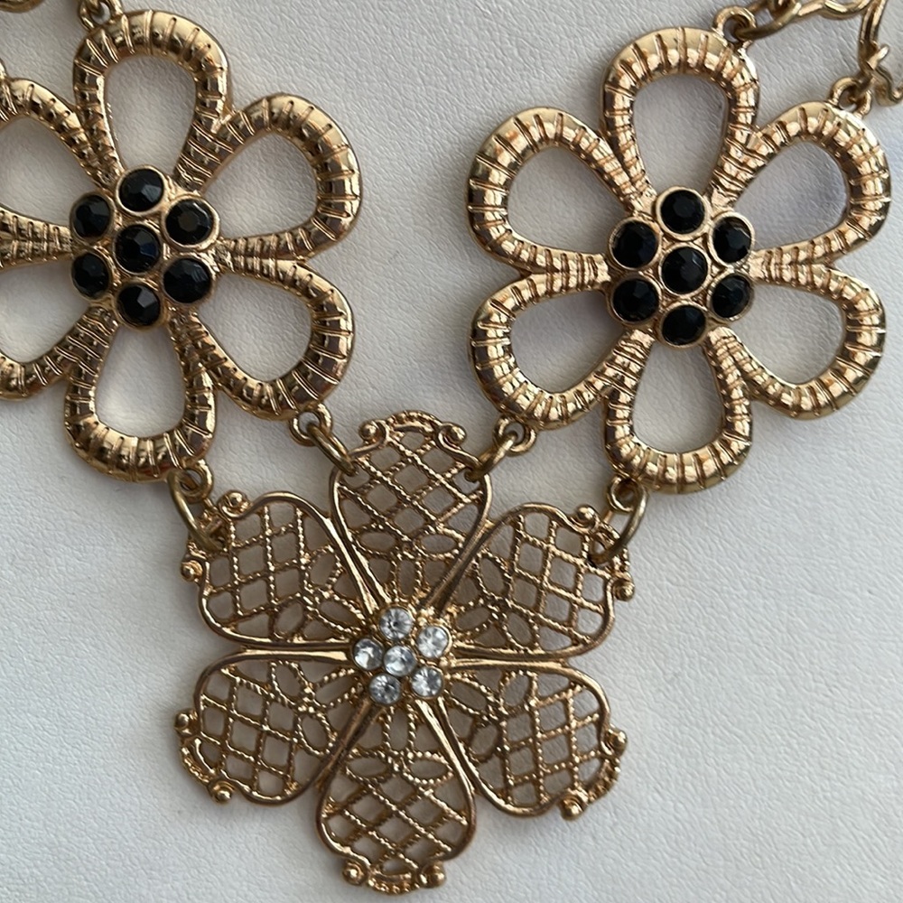Pretty flower necklace NWOT - Picture 3 of 6